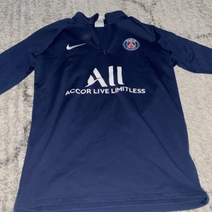 Psg tröja - Säljer denna jättefina tröjan pga för liten på mig. Priset kan dock höjas 