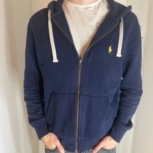 Ralph Lauren zip hoodie - En Polo Ralph lauren zip hoodie. Helt fel fri och i storlek M.  Pris går att diskutera!!