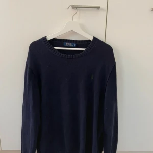 Mörkblå tröja från Polo Ralph Lauren - Säljer en snygg mörkblå tröja från Polo Ralph Lauren. Den är i 100% bomull och är Perfekt för både höst och vinter!