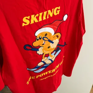 Röd t-shirt med skidmotiv - Cool röd t-shirt med ett roligt skidmotiv på framsidan. Perfekt för vintern och julen med sin humoristiska design🎅🏼 Helt ny, aldrig använd🥰Nypris: 199kr