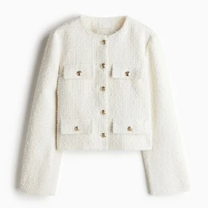 Vit Kofta/ jacka - Superfin vir jacka/kofta/kavaj med guldknappar som tyvärr bara inte kommer till användning❤️ endast provad. Nypris 400 på h&m