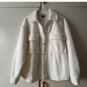 Kappa - Superfin kappa från Gina Tricot i jättebra skick! Skriv vid intresse och bilder med kappan på eller klicka på köp nu! 🥰 (Lånade bilder)