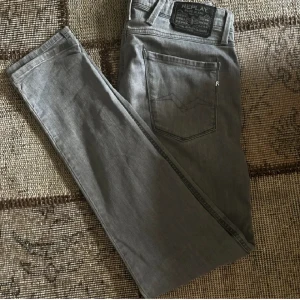 Replay jeans - Säljer ett par snygga replay anbass jeans i storleken 30/34, mkr bra skick utan några fläckar skriv gärna om ni vill ha nån mer bild eller har någon fråga.