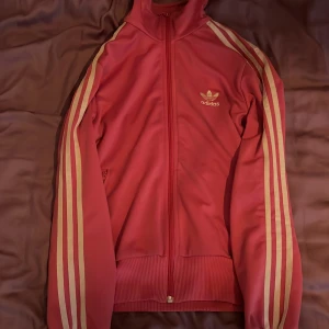 Adidas tröja - Rosa Adidaströja som jag köpte på sellpy för 450kr