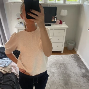 Stickad tahirt - Stickad tshirt med puff ärm 