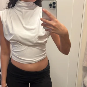 Vit topp NAKD - Vit festtopp från NAKD, strl Xs 