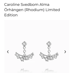 Caroline Svedbom Örhängen  - Säljer dessa super fina Caroline Svedbom örhängen i modellen Alma 🫶🏼 Enbart använda ett fåtal gånger, så i nyskick 💕 Mitt pris: 200kr