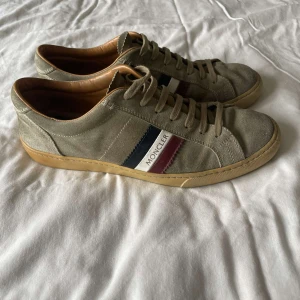 Moncler skor - Riktigt feta moncler skor som är i riktigt bra skick. Nypris 6800, mitt pris 999!! Skriv on övriga frågor, priset är INTE hugget i sten!