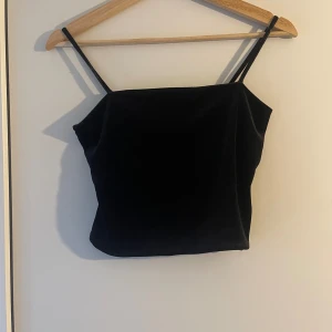 Ginatricot Crop linne - Säljer denna svarta croppad linnet då den inte passar mig tyvärr, den är super söt men kanske passar någon annan bättre☺️. Den har tjockare material vid bysten så man inte ser igenom. Den har mjukt material på utsidan