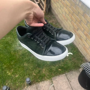 Lanvin skor - Säljer nu dessa sjukt snygga Lanvin skor! Finns små defekter på toecap men inget märkvärdigt, utöver det väldigt fint skick! Dustbag och box ingår vid köp! Storlek uk 7 vilket motsvarar 41,5-42,5! Skriv pm vid funderingar!