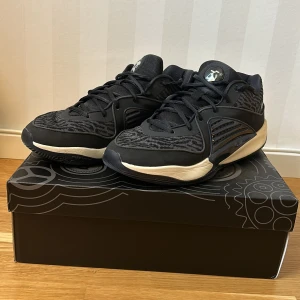 Kd 16 smoke grey  - Säljer ett par Kd 16 smoke grey i storlek 44,5. Använda i cirka 2 månader. Får skorna med orginal boxen.