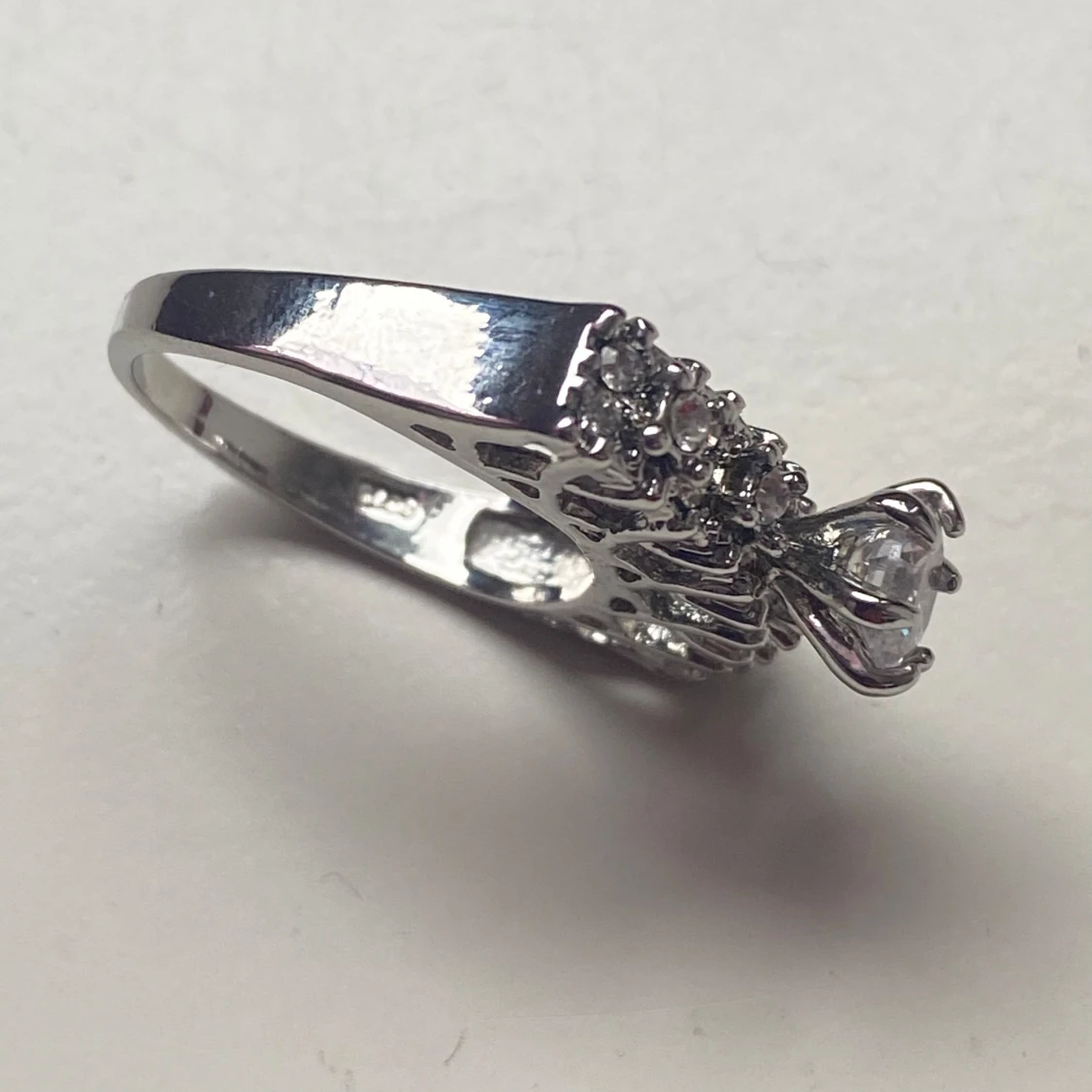 Silverring med glittrande stenar - 90