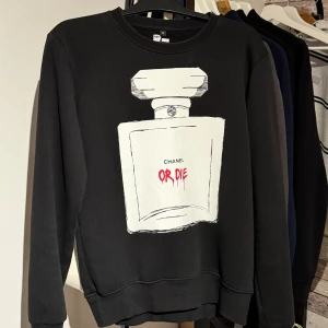 Chanel Or Die - Limiterad tröja som inte längre finns. Snyggt tryck och väldigt bekväm! Storlek S, passar mindre M. Endast 299kr. 