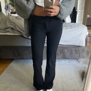 Kostymbyxor - Lågmidjade kostymbyxor från Nelly