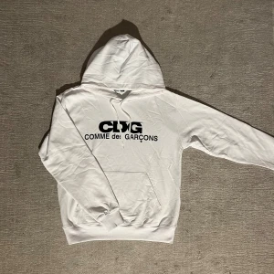 CDG hoodie - Säljer denna feta CDG hoodie i storlek S. Tröjan är i nyskick. Bara att höra av sig om man har några funderingar 🙌