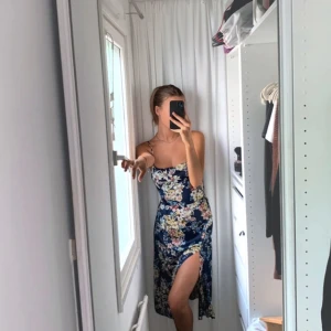 Flower flowy dress - Helt ny oanvänd sommarklänning med härligt tryck. Har sytt till snören på sidorna som gör att du kan dra in klänningen i midjan för att stay snaaaatched. Du kan knyta snöret bak och eller fram beroende på vad du önskar.  Justerbara axelband