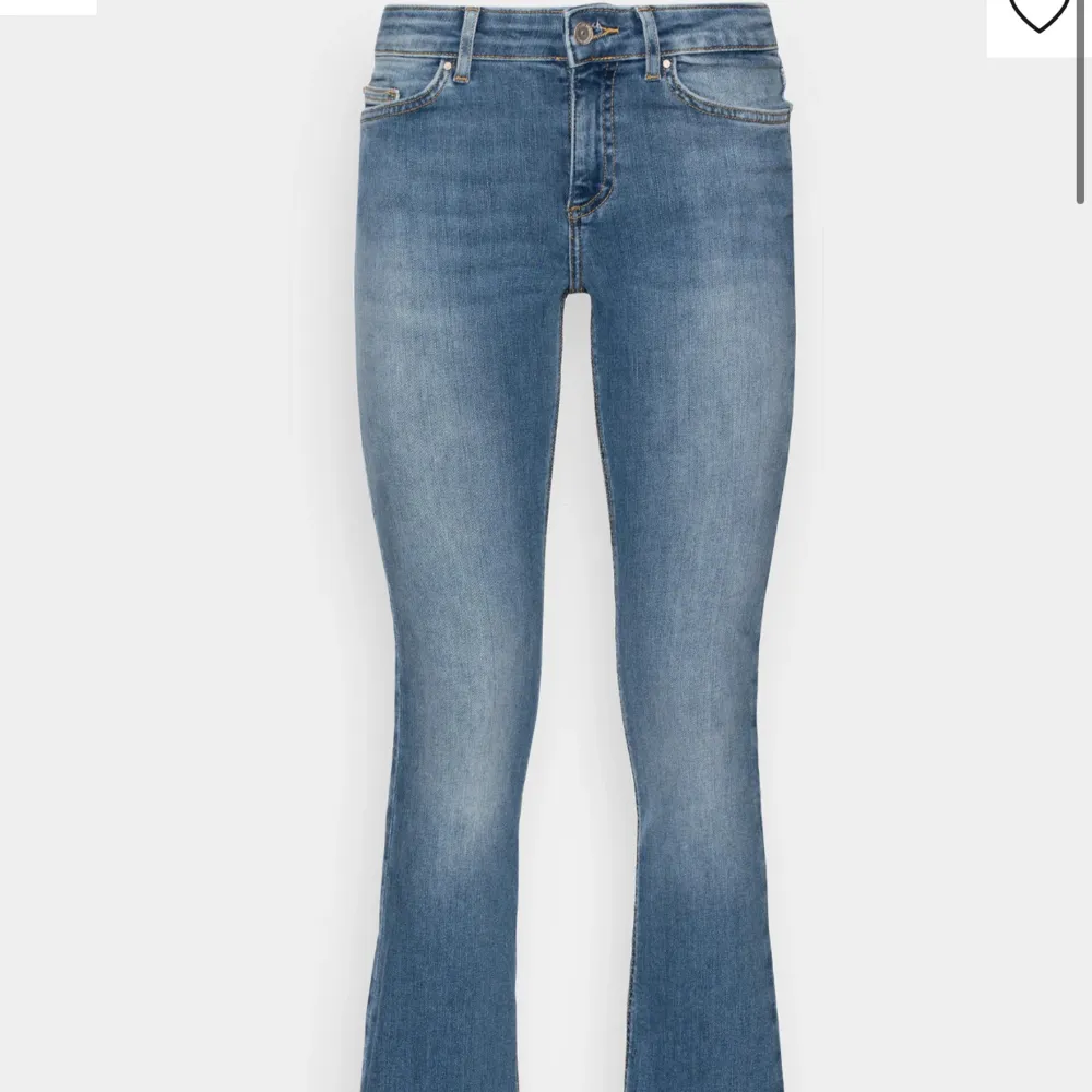 fina only jeans i storlek S-36 väldigt stor i längden på mig. Då därför jag säljer de. Innelängd  är 83 cm och Ytter är 105 cm. Jeans & Byxor.