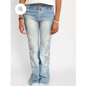 Byxor  - Jätte snygga jnika jeans som jag köpt från ett UF-företag! Så fina detaljer verkligen med pärlor i olika blomm mönster! 🩷Midjemått tvärs över: 40cm  Midjehöjd: 24cm Innerbenslängd: 85cm OBS EN LITEN SLITNING PÅ NEDRE BEN! Skickar bild privat❤️ 