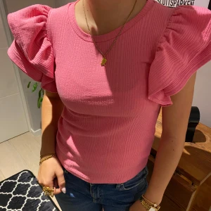 Rosa topp - Sötaste rosa toppen med volangärmar!! Köp gärna bundle🥹💗