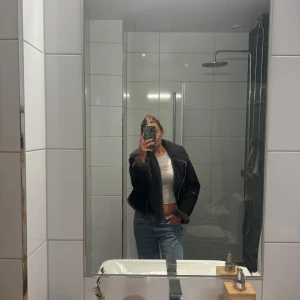 Jacka från Zara - Helt ny jacka från Zara. Den är jättecool och snygg men har inte fått tillfälle att använda den därför hoppas jag att någon annan får mer tillfälle att ha den.  Storlek L mer passar mig som är mellan xs-medium 