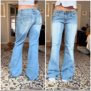 Lågmidjade jeans - Så snygga lågmidjade jeans! Avklippta längs ner.  Midjemått tvärs över 41cm, innerbenslängd 80, gren 21💗