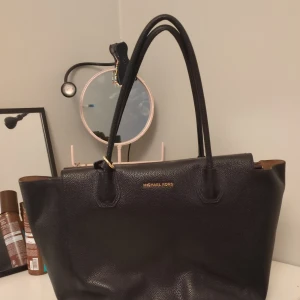 Michael kors väska - Bra matrial, håller i alla väder.