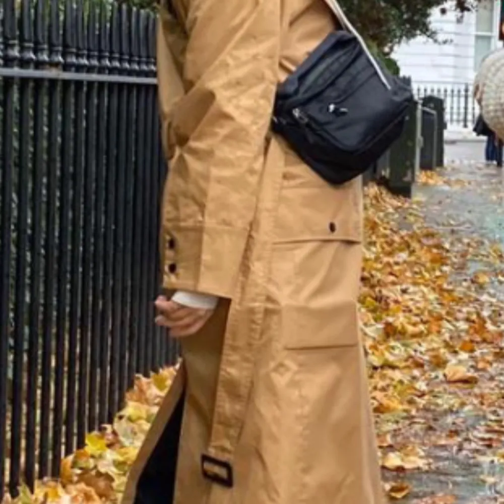 Trenchcoat den topshop. Använd tre gånger, så gott som ny. Passar 36/38. Kostade 1400kr nypris. . Jackor.