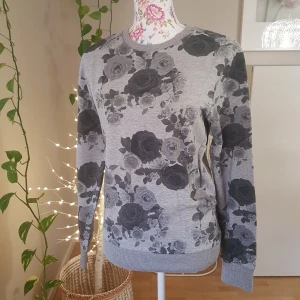 Blommig crewneck - Toppenskick! Herrmodell som passar utmärkt till alla - jag & Winston Bishop ("New Girl", bild 5) är eniga! ~ STOR rensning i min shop ~ Välj 5 för 100kr oavsett pris, skicka medd/lämna som prisförslag (gäller där det står) ~