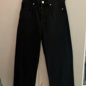Svarta jeans  - Helt vanliga svarta jeans som är raka i modellen, köpta på BikBok för 600kr De är använda men i bra skick!   