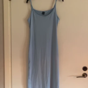 babyblå sommarklänning - bra skick, använd 2-3 gånger. bra i längden på mig som är 155!☺️ vid mer frågor, skriv i dm!