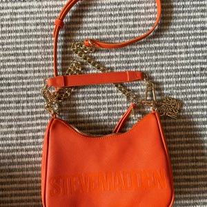 Steve Madden Väska, helt ny!  - Crossbody Bag from Steve Madden in orange 🫶  new, never used! Np: 1145kr