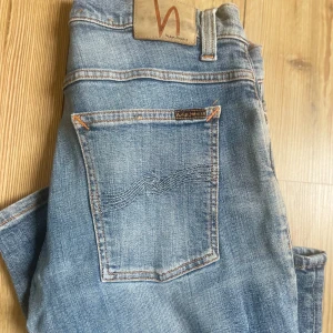 Nudie jeans - W32 L32 Obs! Hål i fickorna