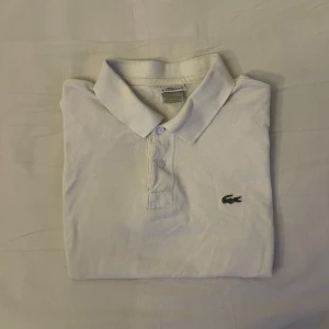Lacoste piké - Köpt: Zalando Skador: inga Skick: 9/10 använd lite grann Passform: XS/S/Slim