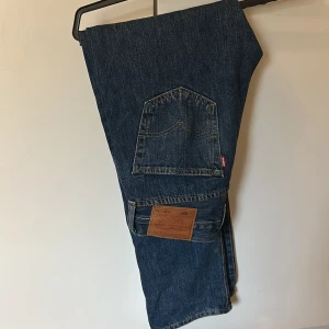 Levis 501 - Säljer ett par Levis 501 som jag aldrig använt mycket bra skick på byxorna och inga defekter finns på jeansen.