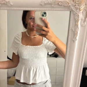 H&M blus - Fin h&m blus, köpt från Plick. Inte kommit till så mycket användning ❤️