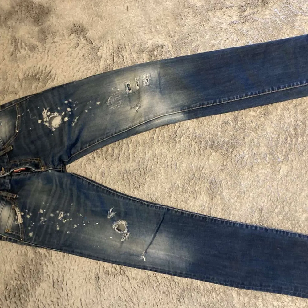 Tja säljer min snygga dsq2 jeans , de är använda men i super bra skick. De är köpta för ca 7500kr, mitt pris 1399kr Modellen är ca 172 och väger 55kg. Hör av er vid frågor eller funderingar😁. Jeans & Byxor.