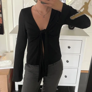 Fin tröja med knytning - Säljer min fina tröja med knytning vid bysten ifrån Ginatricot! Storlek M och sitter bra på på mig som vanligtvis har storlek XS-S i tröjor!