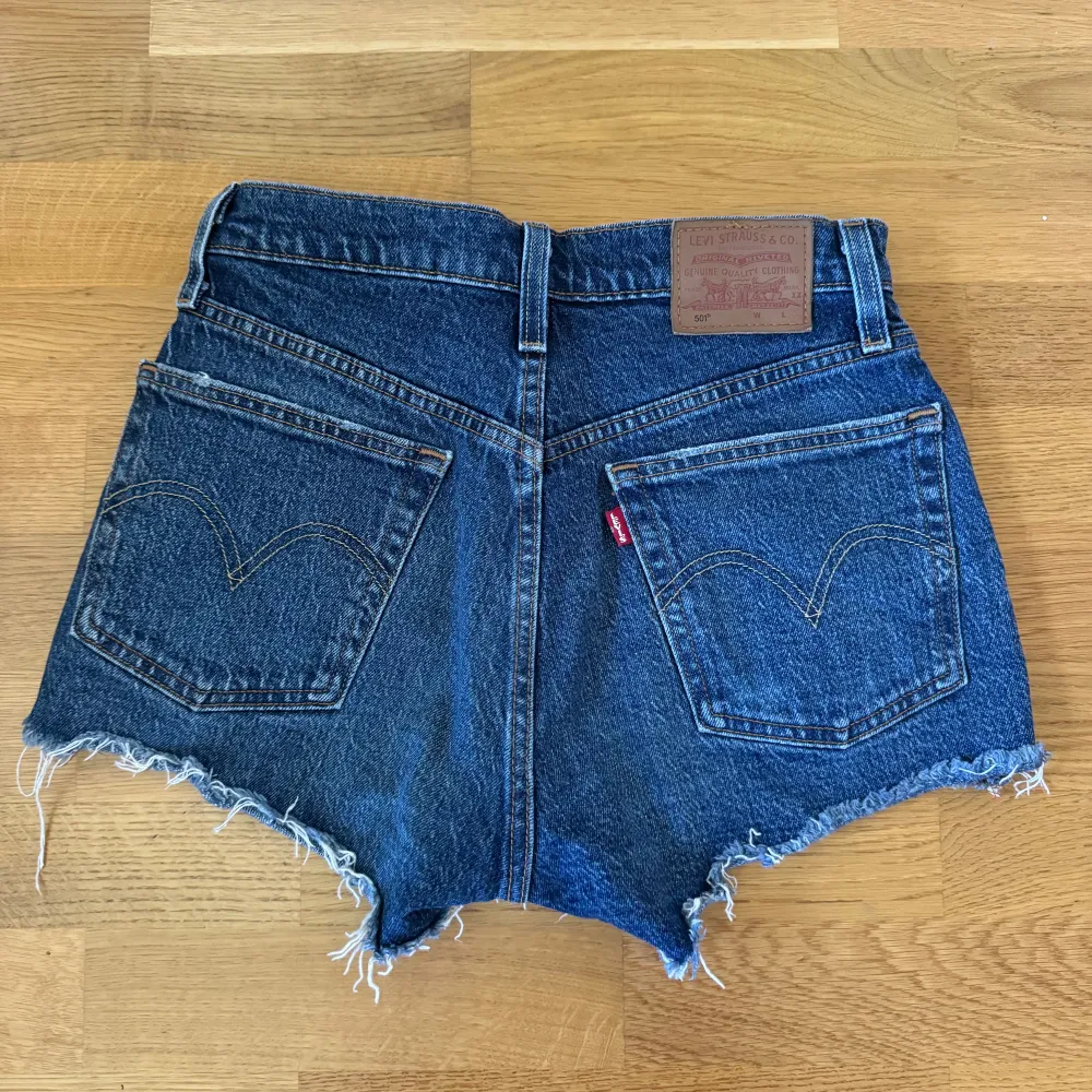 Säljer ett par blåa Levis 501 shorts. Inga defekter. Nypris 690kr. Shorts.