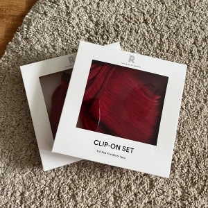 Löshår från Rapunzel of Sweden  - Två paket 50cm äkta löshår i färgen 6.0 Red Fire från Rapunzel of Sweden💕 7 delar i varje paket. Clip on set💕 Endast testat 1 gång hemma, så i väldigt fint skick!