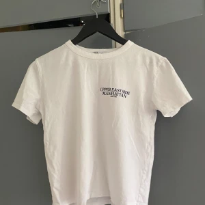 Vit t-shirt zara - Vit t-shirt från zara i super bra skick!