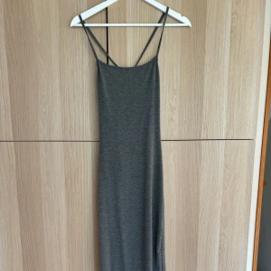 skims liknande klänning - säljer nu min skims liknande klänningen, storlek xs men stretchigt material, fint skick, 140kr 💕💕