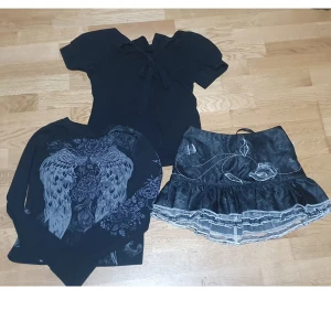 Alternative bundle - Alternativ bundle innehåller: unik vintage kjol med volanger med korsett bak, storlek XS/S. Tajt svart tröja med rosett framme, storlek XS. Långärmad tajt tröja med y2k tryck, storlek S. 