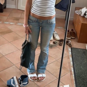 American Eagle - Supersnygga jeans, samma modell som första bilden fast mörka (De är för korta och små på mig, jag är 170 cm) 💓💓  Midjemått: 34 cm rakt över Innerbenslängd: 78 cm