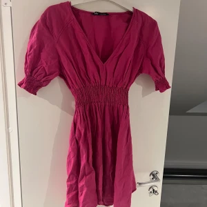 Rosa klänning  - Fin klänning från zara som är i gott skick. Används aldrig. 