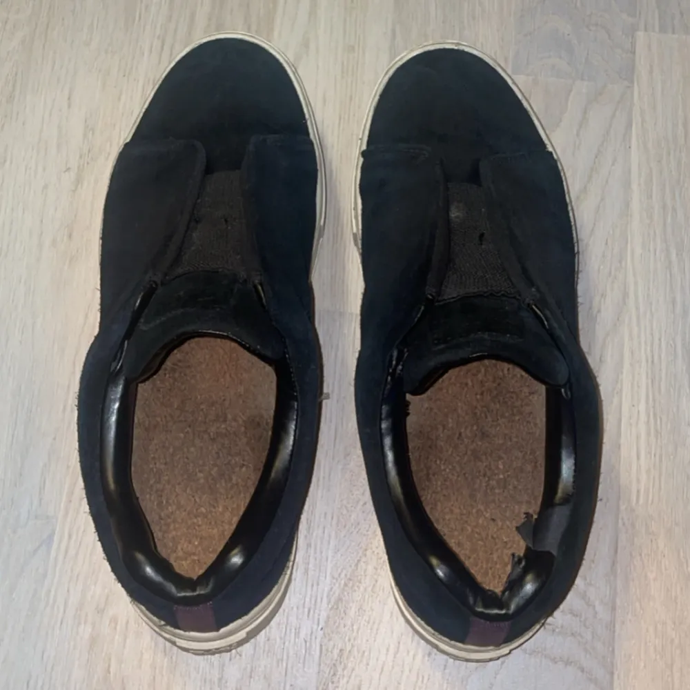 Eytys laceless skor med svart mocka i storlek 44. Skorna köptes några månader sedan för 1999kr, och är i skick 7,5/10. Högra skon har en liten defekt på hälen där lite av lädret har lossnat(bild 5), men annars väldigt snygga och sköna!. Skor.