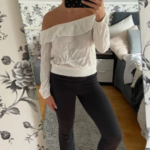 Of Shoulder tröja  - Vet inte vilken storlek men jg skulle säga att den är xs