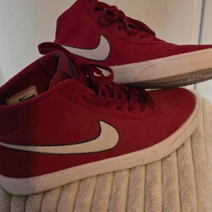 Röda nike skor - Röda nike skor som är sköna vardagsskor, de är måttligt använda🫶🏼
