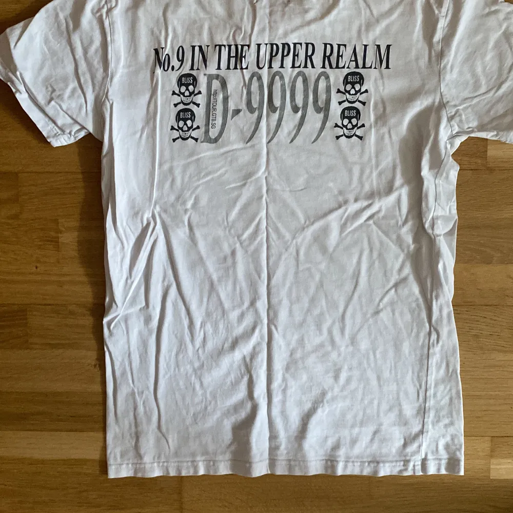 Sällsynt upper realm tour merch köpt från deras show i Berlin 2021. T-shirts.