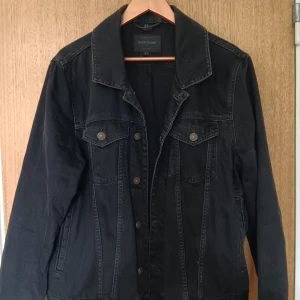 Snygg jeansjacka - Snygg svart jeansjacka från River Island *köpare står för frakt