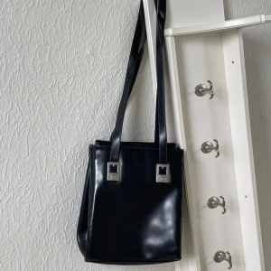 Läderväska - Fynd hittad second hand. ”Made in Italy”. Repor som syns på insida, lite på utsidan också som syns på bild. Märke Francesco Biasia